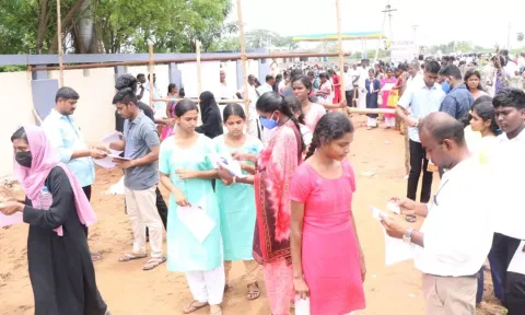 தஞ்சையில் ஒரு பள்ளியில் நீட் தேர்வு எழுத வந்த மாணவர்கள் சோதனைக்கு பின்னர் அனுமதிக்கபட்டனர்.