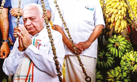 கேரள கவர்னர் ஆரிப் முகமது கான் துலாபாரமாக எடைக்கு எடை வாழைப்பழம் வழங்கியபோது எடுத்த படம்.