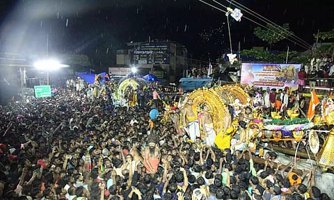 திருவையாறு ஐயாறப்பர் கோவிலில் பொம்மை பூ போடும் நிகழ்ச்சி நடைபெற்றது.