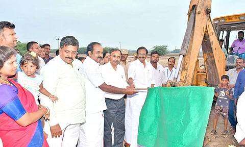 குளம் வெட்டும் பணியை அமைச்சர் மெய்யநாதன் தொடங்கி வைத்தார்.