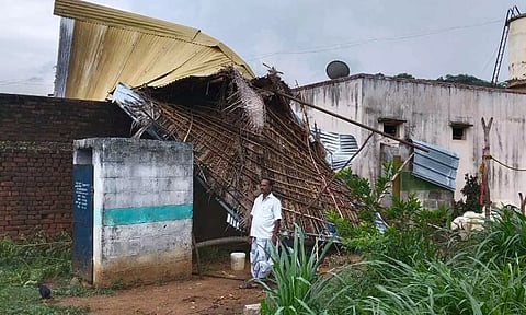 சூறைக்காற்றுடன் மழையால் மரங்கள் சாய்ந்தன, வீடுகள் சேதம்