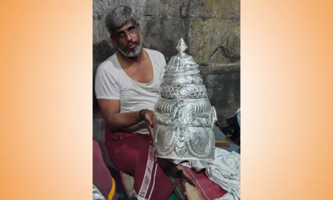 கவசங்கள் மெழுகேற்றும் பணி நடைபெற்ற காட்சி.