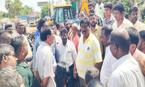 மறியலில் ஈடுபட முயன்ற பொதுமக்களிடம் கடலூர் மாநகர தி.மு.க. செயலாளர் ராஜா மற்றும் அதிகாரிகள் பேச்சுவார்த்தையில் ஈடுபட்டனர்.