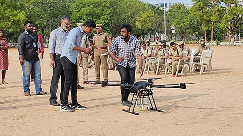 கோவையில் டிரோன் காமிரா மூலம் கண்ணீர் புகை குண்டுகளை வீசி ஒத்திகை