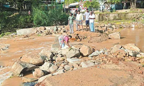 பள்ளிப்பட்டு பகுதியில் விடிய விடிய பெய்த கனமழையால் கொசஸ்தலை ஆற்றில் வெள்ளப்பெருக்கு