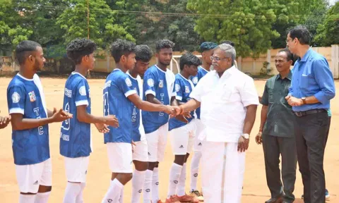 &nbsp;எழுவர் கால்பந்தாட்ட போட்டியினை சபாநாயகர் ஏம்பலம் செல்வம்   தொடங்கி வைத்தார்.