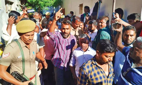 சாதிக் அலியை போலீசார் விசாரணைக்காக அழைத்துச் சென்ற காட்சி