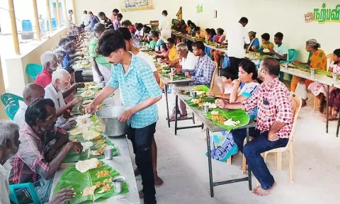 சித்திரை திருவிழாவில் பக்தர்களுக்கு அன்னதானம்