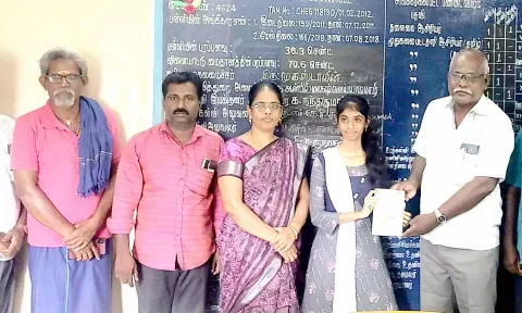 முதலிடம் பிடித்த மாணவிக்கு பள்ளி தலைமையாசிரியர் சிவகுருநாதன் புத்தகம் வழங்கி பாராட்டினார்.