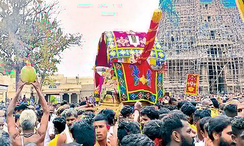 கள்ளழகரை பக்தர்கள் பூசணிக்காயில் சூடம் ஏற்றி திருஷ்டி சுற்றி வரவேற்ற காட்சி.