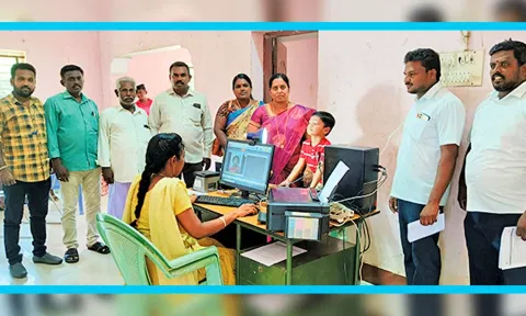 ஆதார் சிறப்பு முகாமை பேரூராட்சி தலைவர் மணிமேகலை ஆனந்த் தொடங்கி வைத்தபோது எடுத்தபடம்.