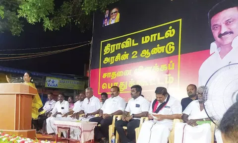 கூட்டத்தில் அமைச்சர் கீதாஜீவன் பேசிய காட்சி. அருகில் மேயர் ஜெகன் பெரியசாமி மற்றும் பலர் உள்ளனர்.