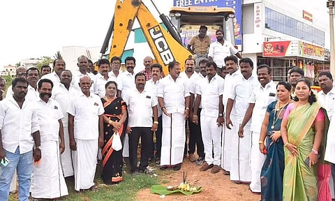 குடிநீர் திட்டப்பணிகளை மாவட்ட பஞ்சாயத்து தலைவர் வி.எஸ்.ஆர்.ஜெகதீஷ் தொடங்கிவைத்தார். அருகில் பாளை யூனியன் சேர்மன் தங்கபாண்டியன், தி.மு.க. பொதுக்குழு உறுப்பினர் பரமசிவ அய்யப்பன் மற்றும் நிர்வாகிகள் உள்ளனர்.