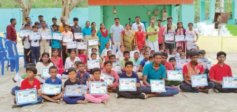 நிகழ்ச்சியில் கலந்துகொண்ட மாணவர்கள் சான்றிதழ்களுடன் உள்ள காட்சி.