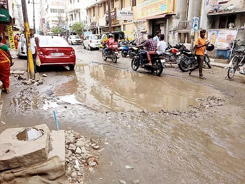 மழையால் சேதமான சாலைகளை சீரமைக்க கோரிக்கை