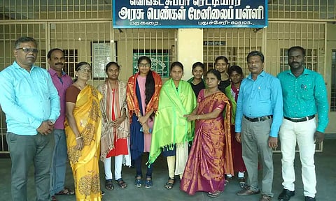 பள்ளி முதல்வர் ரீனா முதல் மூன்று இடங்களை பெற்ற மாணவிகளுக்கு சால்வை அணிவித்து வாழ்த்து தெரிவித்த காட்சி.