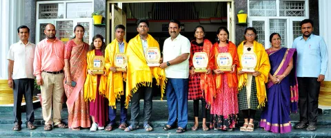 பர்கூர் வேளாங்கண்ணி பள்ளியில் பிளஸ்-2 அரசு பொதுத் தேர்வில் முதல் 5 இடங்களை பிடித்து சாதனை படைத்த மாணவர்களை பாராட்டி, பள்ளியின் தாளாளர் கூத்தரசன், பொன்னாடை அணிவித்து, கேடயங்களை வழங்கினார்.&nbsp;