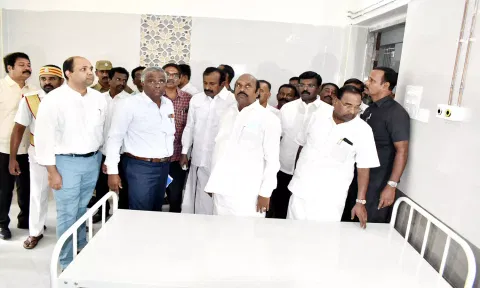 ஈரோடு அரசு தலைமை மருத்துவமனையில் கட்டப்பட்டுள்ள புதிய கட்டிடத்தில் அமைச்சர்கள் எ.வ.வேலு, சு.முத்துசாமி ஆகியோர் ஆய்வு மேற்கொண்டனர்.&nbsp;