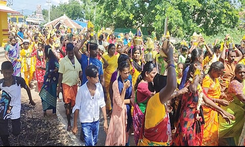 பால்குடம் எடுத்து ஊர்வலமாக வந்த பக்தர்கள்.