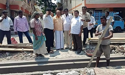 யூ வடிவ வாய்க்கால் அமைக்கும் பணியை&nbsp; அனிபால் கென்னடி எம்.எல்.ஏ., பார்வையிட்ட காட்சி.