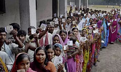 கர்நாடக தேர்தலில் விறுவிறுப்பான வாக்குப்பதிவு- 1.5 லட்சம் போலீஸ் பாதுகாப்பு