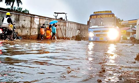 சாலைகளில் தேங்கிய தண்ணீரால் பொதுமக்கள்-வாகன ஓட்டிகள் அவதி