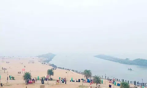 காரைக்கால் கடற்கரை முகத்துவாரத்தில் புகைமூட்டம் ஏற்பட்டுள்ள காட்சி.