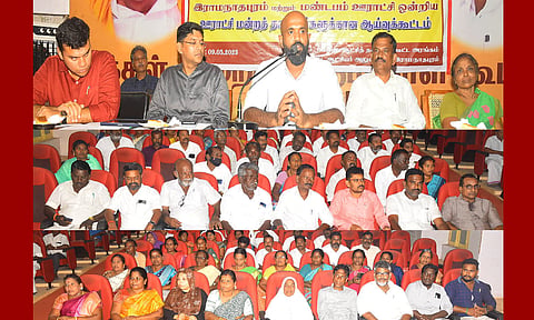 ஊராட்சி மன்றத்தலைவர்கள் கூட்டத்தில் கலெக்டர் ஜானிடாம் வர்கீஸ் பேசியதையும், அதில் கலந்துகொண்டவர்களையும் படத்தில் காணலாம்.