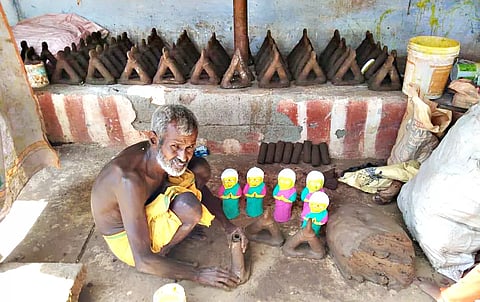 உருவ பொம்மைகள் தயாரிக்கும் பணி