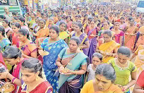 சித்திரை திருவிழாவில் பெண்கள் மாவிளக்கு ஊர்வலம் சென்ற போது எடுத்த படம்.