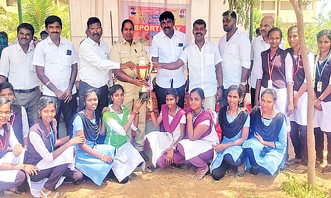 போட்டியில் வெற்றி பெற்றவர்களுக்கு  பரிசு வழங்கிய காட்சி