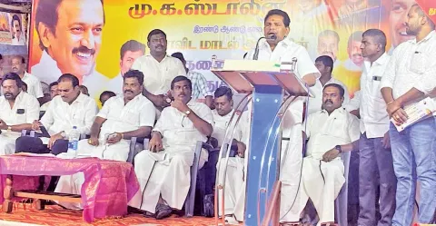 கூட்டத்தில் அமைச்சர் அனிதா ராதாகிருஷ்ணன் பேசிய காட்சி.