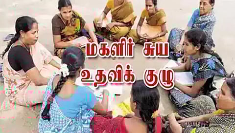 1 முதல் 5 -ம் வகுப்பு குழந்தைகளுக்கு உணவு தயாரிக்கும்  பணியில் மகளிர் சுய உதவி குழுவினர்