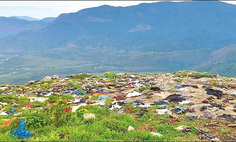 மலையில் பக்தர்கள் விட்டுச்சென்ற துணிகளை காணலாம்.