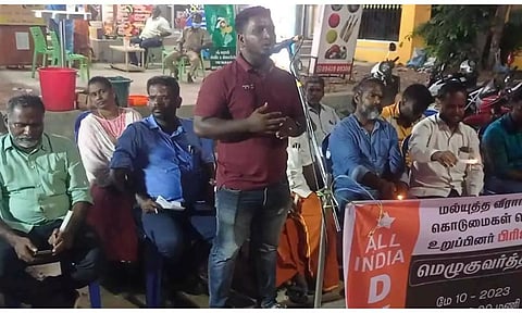 சிவாஜி சிலை அருகில் மெழுகுவத்தி ஏற்றும் போராட்டம் நடந்த காட்சி.