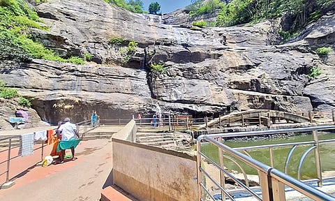 வறண்டு போய் காணப்படும் குற்றாலம் மெயின் அருவி.