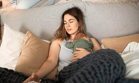 பச்சிளங்குழந்தையை தாய் அருகில் தூங்க வைக்கலாமா?