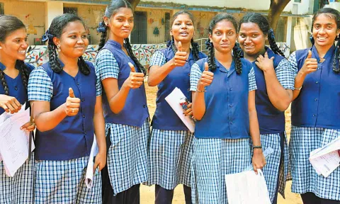 பள்ளிகளில் 12-ம் வகுப்பு மதிப்பெண் பட்டியல் நாளை வினியோகம்