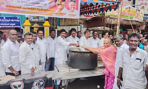 மாநில செயலாளர் அன்பழகன் பொதுமக்களுக்கு அன்னதானம் வழங்கப்பட்ட காட்சி.