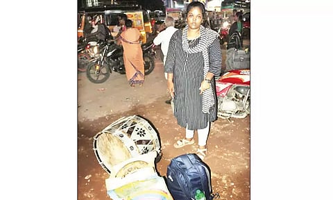 பறை இசைக்கருவிகளுடன் பயணிக்க எதிர்ப்பு: மாணவியை நடுரோட்டில் பஸ்சில் இருந்து இறக்கிவிட்ட கண்டக்டர் 'சஸ்பெண்டு'