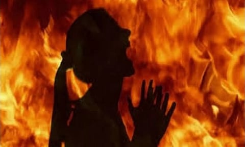 தின்னரை ஊற்றி  இளம்பெண் தீக்குளித்து தற்கொலை