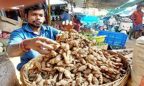 ஈரோடு பெரிய மார்க்கெட்டில் விற்பனைக்கு வைக்கப்பட்டுள்ள இஞ்சியை படத்தில் காணலாம்.