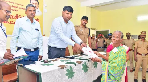 கூட்டத்தில் நலத்திட்ட உதவிகளை கலெக்டர் கார்த்திகேயன் வழங்கிய காட்சி.&nbsp;