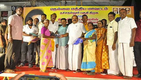 கூட்டத்தில் நலத்திட்ட உதவிகளை வர்த்தகர் அணி மாநில இணை செயலாளர் மாலைராஜா வழங்கிய காட்சி. அருகில் பகுதி செயலாளர் தச்சை சுப்பிரமணியன் மற்றும் நிர்வாகிகள் உள்ளனர்.