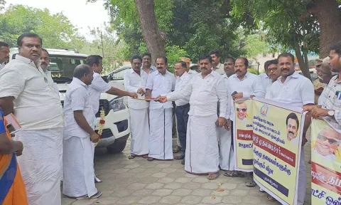 ஊரக வளர்ச்சித் துறை சார்பில் வழங்கப்பட்ட வாகனத்துக்கான சாவியை அமைச்சர் மெய்யநாதன் வழங்கினார்.
