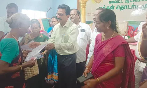 பயனாளிகளுக்கு நலத்திட்ட உதவிகளை மாவட்ட வருவாய் துறை அலுவலர் முருகதாஸ் வழங்கினார்.