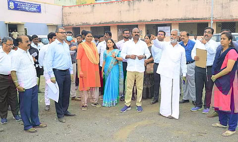 கோயம்பேடு சாலை சந்திப்பில் ரூ.10 கோடியில் நவீன பூங்கா- அமைச்சர் பி.கே.சேகர்பாபு நேரில் ஆய்வு