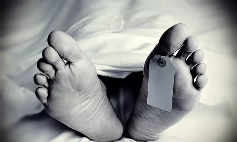 வளசரவாக்கத்தில் வீட்டு முன்பு நிறுத்திய காருக்குள் ஆண் சடலம்