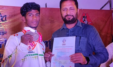 அஸ்ஸாம் மாநிலத்தில் நடந்த 2-வது சர்வதேச மல்லர் கம்ப போட்டியில் தங்கம் வென்ற ஹேமசந்திரனை படத்தில் காணலாம்.