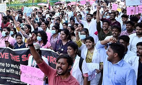 டாக்டர்கள் பாதுகாப்புக்கு சிறப்பு சட்டம்- பினராயி விஜயன் அறிவிப்பை தொடர்ந்து மருத்துவ மாணவர்கள் போராட்டம் வாபஸ்